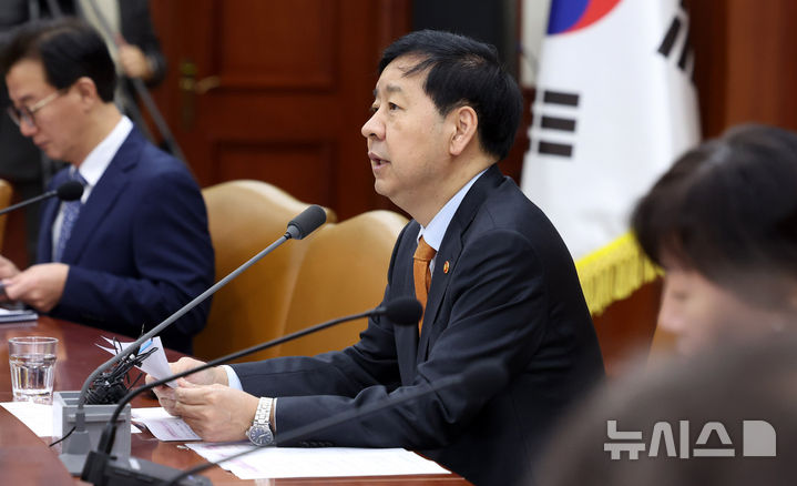 [서울=뉴시스] 추상철 기자 = 구윤철 부총리 겸 기획재정부 장관이 20일 오전 서울 종로구 정부서울청사에서 열린 성장전략 TF 겸 경제관계장관회의에서 발언하고 있다. 2025.10.20. scchoo@newsis.com