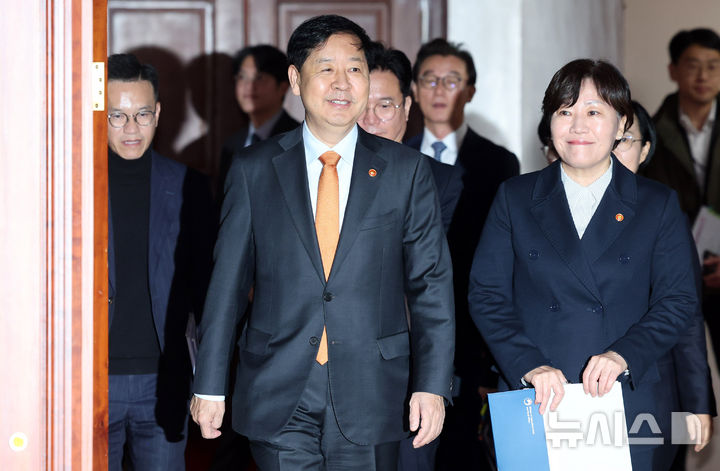 [서울=뉴시스] 추상철 기자 = 구윤철 부총리 겸 기획재정부 장관과 송미령 농림축산식품부 장관이 20일 오전 서울 종로구 정부서울청사에서 열린 성장전략 TF 겸 경제관계장관회의에 참석하고 있다. 2025.10.20. scchoo@newsis.com