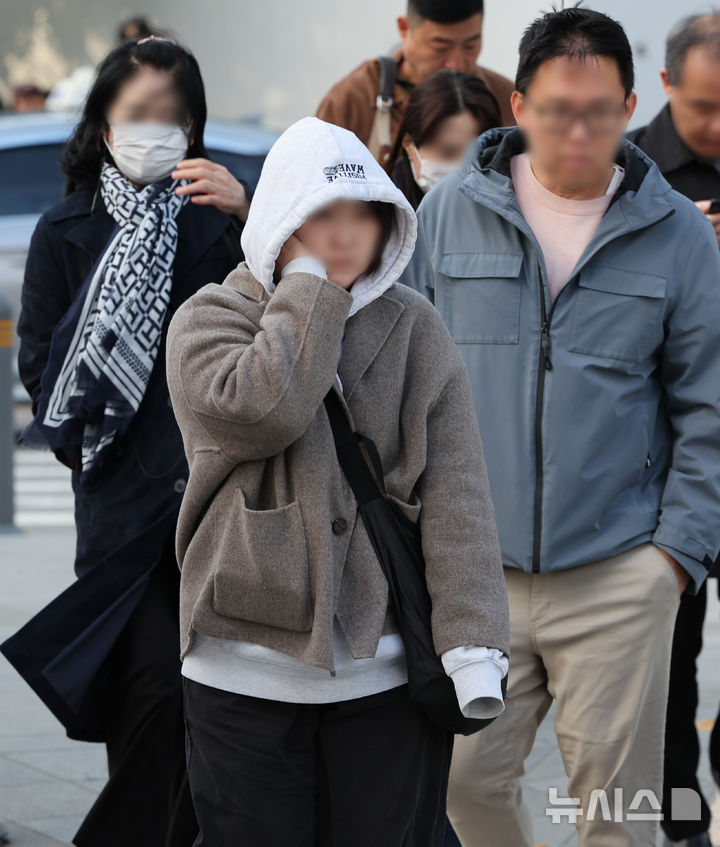 [서울=뉴시스] 황준선 기자 = 북쪽의 찬 공기 유입으로 전국 대부분 지역의 아침 기온이 급격히 떨어진 20일 오전 서울 종로구 세종대로 사거리에서 두꺼운 외투를 입은 시민들이 발걸음을 재촉하고 있다. 2025.10.20. hwang@newsis.com