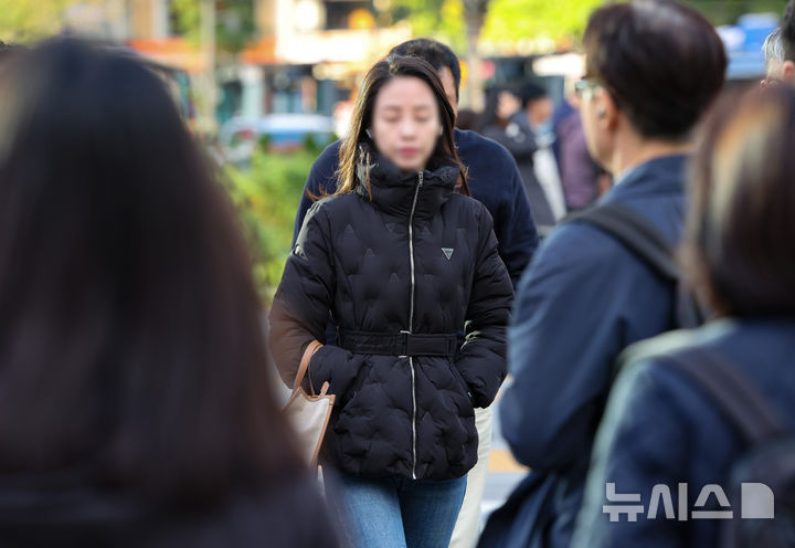 [서울=뉴시스] 황준선 기자 = 북쪽의 찬 공기 유입으로 전국 대부분 지역의 아침 기온이 급격히 떨어진 20일 오전 서울 종로구 세종대로 사거리에서 두꺼운 외투를 입은 시민들이 발걸음을 재촉하고 있다. 2025.10.20. hwang@newsis.com