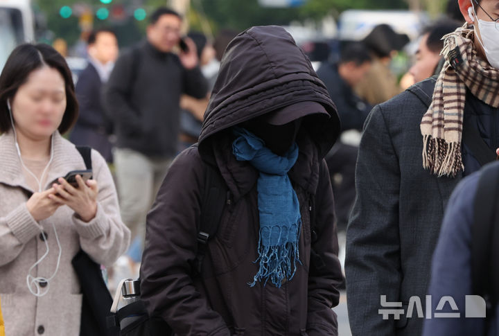 [서울=뉴시스] 황준선 기자 = 북쪽의 찬 공기 유입으로 전국 대부분 지역의 아침 기온이 급격히 떨어진 20일 오전 서울 종로구 세종대로 사거리에서 두꺼운 외투를 입은 시민들이 발걸음을 재촉하고 있다. 2025.10.20. hwang@newsis.com