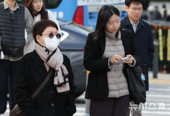 [서울=뉴시스] 황준선 기자 = 북쪽의 찬 공기 유입으로 전국 대부분 지역의 아침 기온이 급격히 떨어진 20일 오전 서울 종로구 세종대로 사거리에서 두꺼운 외투를 입은 시민들이 발걸음을 재촉하고 있다. 2025.10.20. hwang@newsis.com