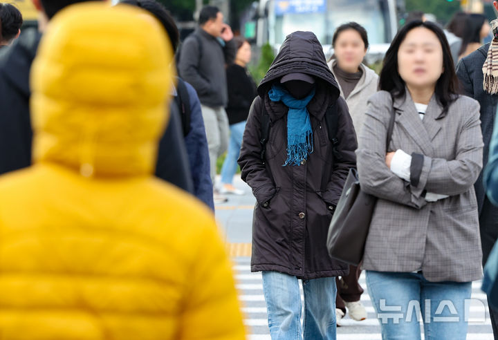 [서울=뉴시스] 황준선 기자 = 북쪽의 찬 공기 유입으로 전국 대부분 지역의 아침 기온이 급격히 떨어진 20일 오전 서울 종로구 세종대로 사거리에서 두꺼운 외투를 입은 시민들이 발걸음을 재촉하고 있다. 2025.10.20. hwang@newsis.com