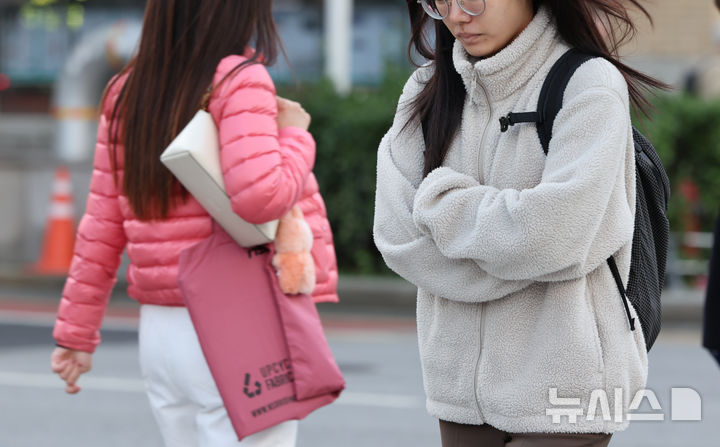 [서울=뉴시스] 황준선 기자 = 북쪽의 찬 공기 유입으로 전국 대부분 지역의 아침 기온이 급격히 떨어진 20일 오전 서울 종로구 세종대로 사거리에서 두꺼운 외투를 입은 시민들이 발걸음을 재촉하고 있다. 2025.10.20. hwang@newsis.com