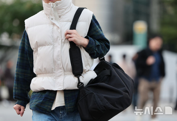 [서울=뉴시스] 황준선 기자 = 북쪽의 찬 공기 유입으로 전국 대부분 지역의 아침 기온이 급격히 떨어진 20일 오전 서울 종로구 세종대로 사거리에서 두꺼운 외투를 입은 시민들이 발걸음을 재촉하고 있다. 2025.10.20. hwang@newsis.com