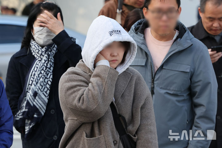 [서울=뉴시스] 황준선 기자 = 북쪽의 찬 공기 유입으로 전국 대부분 지역의 아침 기온이 급격히 떨어진 20일 오전 서울 종로구 세종대로 사거리에서 두꺼운 외투를 입은 시민들이 발걸음을 재촉하고 있다. 2025.10.20. hwang@newsis.com