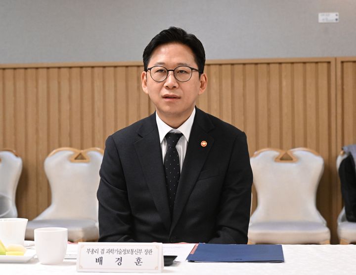 [서울=뉴시스] 배경훈 부총리 겸 과학기술정보통신부 장관이 20일 서울 종로구 정부서울청사에서 열린 국정운영을 위한 부총리 간 협조 및 협업방안을 논의하는 간담회에서 발언하고 있다. (사진=기획재정부 제공) 2025.10.20. photo@newsis.com *재판매 및 DB 금지
