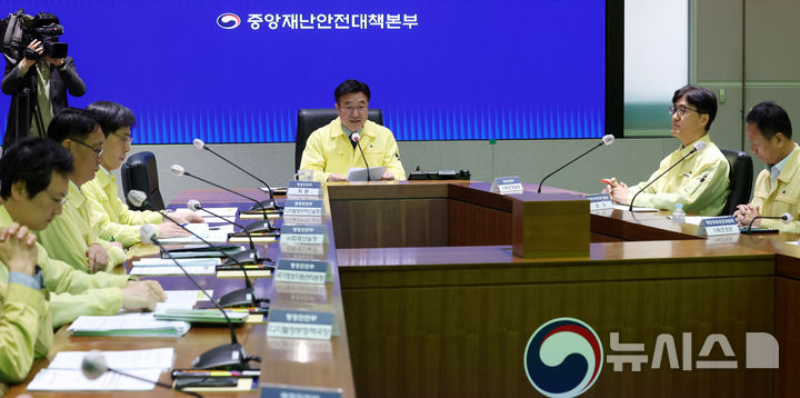 [서울=뉴시스] 추상철 기자 = 윤호중 중앙재난안전대책본부장(행정안전부 장관)이 20일 오전 서울 종로구 정부서울청사 서울상황센터에서 열린 국가정보자원관리원(국정자원) 행정정보시스템 화재 관련 중앙재난안전대책본부(중대본) 회의에 참석해 발언하고 있다. 2025.10.20. scchoo@newsis.com