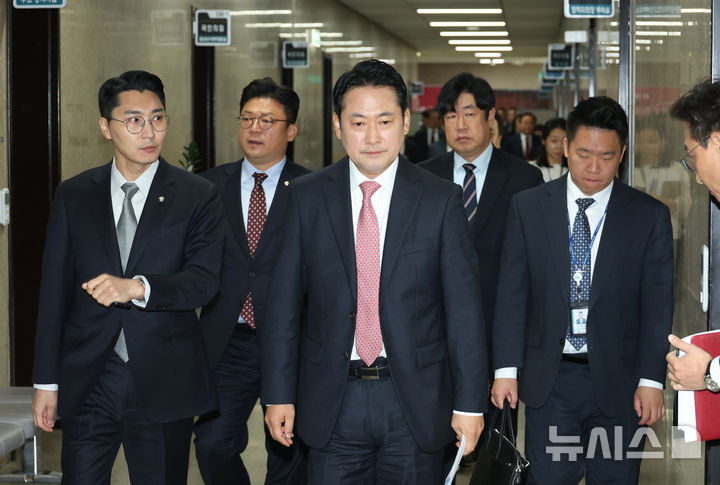 [서울=뉴시스] 고승민 기자 = 장동혁 국민의힘 대표가 20일 서울 여의도 국회에서 최고위원회의를 마친 뒤 이동하고 있다. 2025.10.20. kkssmm99@newsis.com