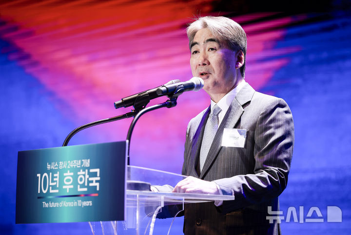 [서울=뉴시스] 정병혁 기자 = 염영남 뉴시스 대표이사가 20일 서울 용산구 드래곤시티호텔에서 열린 뉴시스 창사 24주년 기념 '10년 후 한국' 포럼에서 개회사를 하고 있다. 2025.10.20 jhope@newsis.com