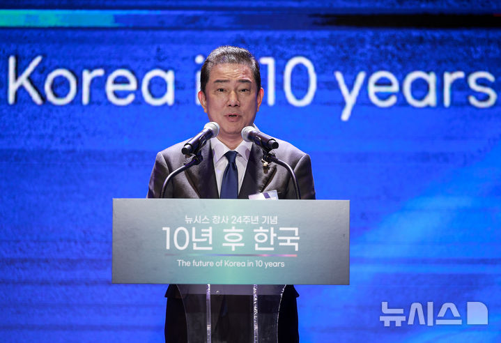 [서울=뉴시스] 정병혁 기자 = 김병기 더불어민주당 원내대표가 20일 서울 용산구 드래곤시티호텔에서 열린 뉴시스 창사 24주년 기념 '10년 후 한국' 포럼에서 축사를 하고 있다. 2025.10.20 jhope@newsis.com