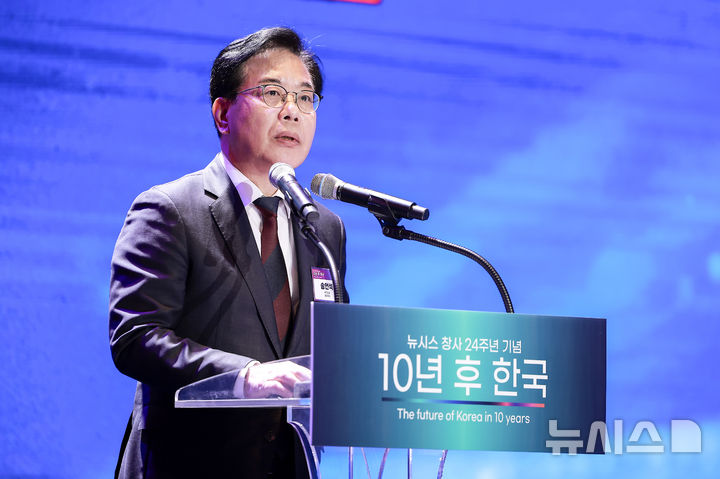 [서울=뉴시스] 정병혁 기자 = 송언석 국민의힘 원내대표가 20일 서울 용산구 드래곤시티호텔에서 열린 뉴시스 창사 24주년 기념 '10년 후 한국' 포럼에서 축사를 하고 있다. 2025.10.20 jhope@newsis.com