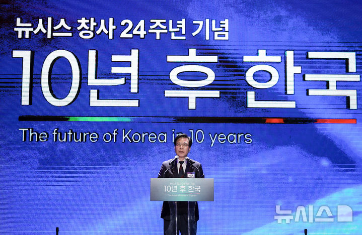 [서울=뉴시스] 정병혁 기자 = 송언석 국민의힘 원내대표가 20일 서울 용산구 드래곤시티호텔에서 열린 뉴시스 창사 24주년 기념 '10년 후 한국' 포럼에서 축사를 하고 있다. 2025.10.20 jhope@newsis.com