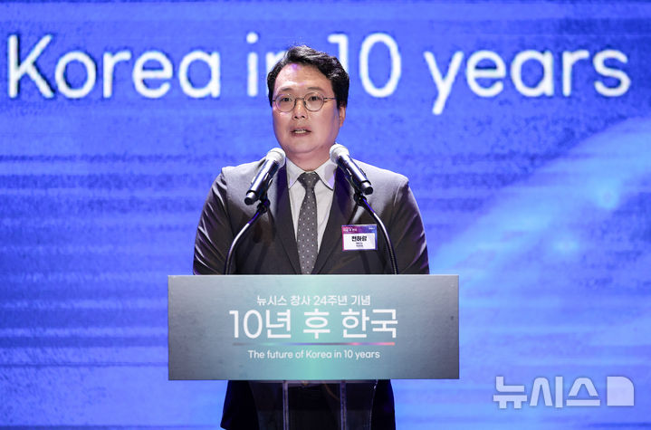 [서울=뉴시스] 정병혁 기자 = 천하람 개혁신당 원내대표가 20일 서울 용산구 드래곤시티호텔에서 열린 뉴시스 창사 24주년 기념 '10년 후 한국' 포럼에서 축사를 하고 있다. 2025.10.20 jhope@newsis.com