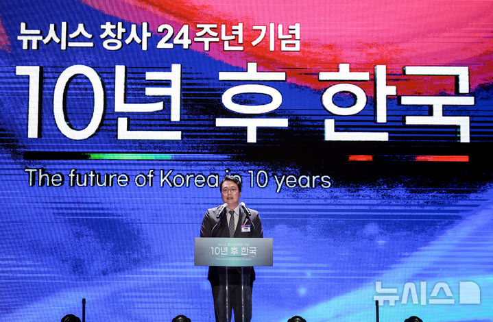 [서울=뉴시스] 정병혁 기자 = 천하람 개혁신당 원내대표가 20일 서울 용산구 드래곤시티호텔에서 열린 뉴시스 창사 24주년 기념 '10년 후 한국' 포럼에서 축사를 하고 있다. 2025.10.20 jhope@newsis.com