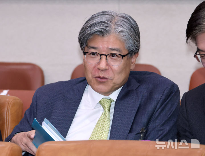 [서울=뉴시스] 김금보 기자 = 김재호 춘천지방법원장(나경원 국민의힘 의원 배우자)이 20일 서울 여의도 국회에서 열린 법제사법위원회의 서울고등법원 등에 대한 국정감사에 출석해 있다. 2025.10.20. kgb@newsis.com