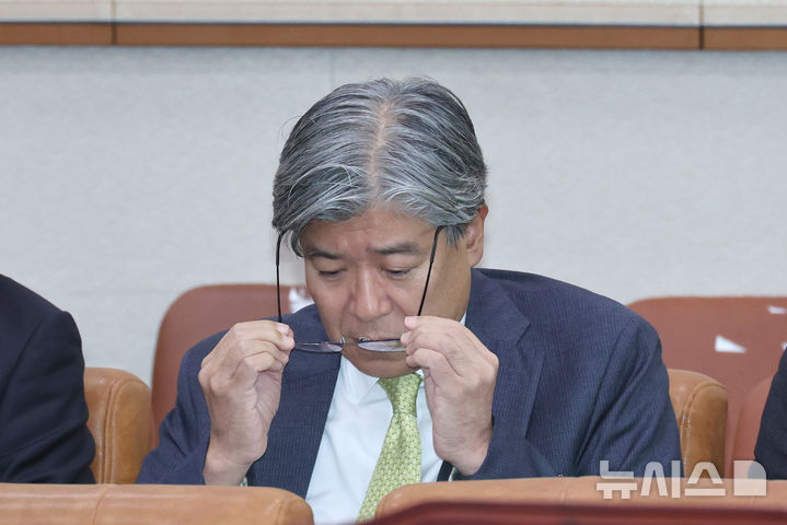 [서울=뉴시스] 김금보 기자 = 김재호 춘천지방법원장(나경원 국민의힘 의원 배우자)이 20일 서울 여의도 국회에서 열린 법제사법위원회의 서울고등법원 등에 대한 국정감사에 출석해 있다. 2025.10.20. kgb@newsis.com