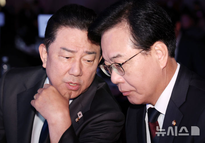 [서울=뉴시스] 조성우 기자 = 김병기(왼쪽) 더불어민주당 원내대표와 송언석 국민의힘 원내대표가 20일 서울 용산구 드래곤시티호텔에서 열린 뉴시스 창사 24주년 기념 '10년 후 한국' 포럼에 참석해 대화하고 있다. 2025.10.20. xconfind@newsis.com