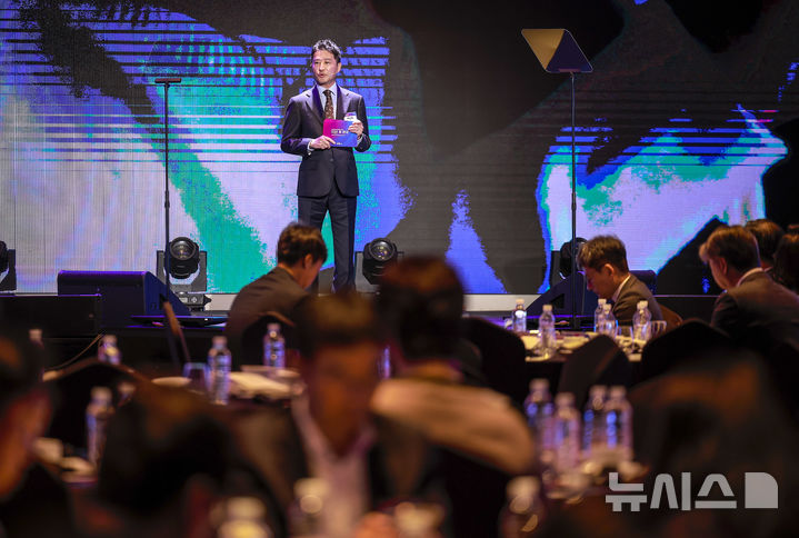 [서울=뉴시스] 정병혁 기자 = 박상권 뉴시스 편집국장이 20일 서울 용산구 드래곤시티호텔에서 열린 뉴시스 창사 24주년 기념 '10년 후 한국' 포럼에서 주제 밢표를 하고 있다. 2025.10.20 jhope@newsis.com