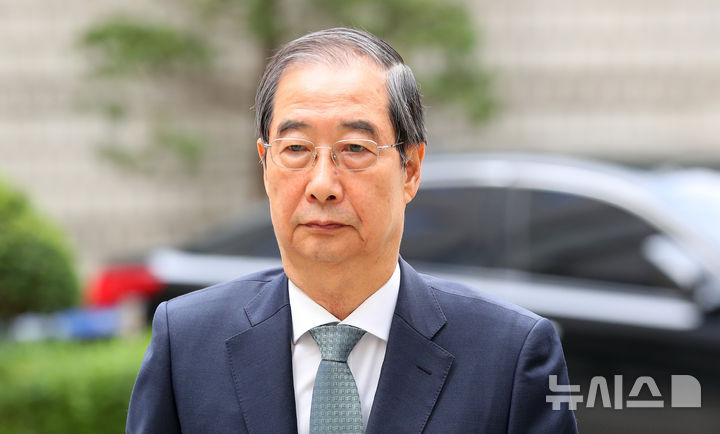 [서울=뉴시스] 김혜진 기자 = 내란 우두머리 방조 혐의를 받는 한덕수 전 국무총리가 20일 오전 서울 서초구 서울중앙지방법원에서 열리는 내란 우두머리 방조 및 위증 등 혐의 사건 재판에 출석하고 있다. 2025.10.20. jini@newsis.com