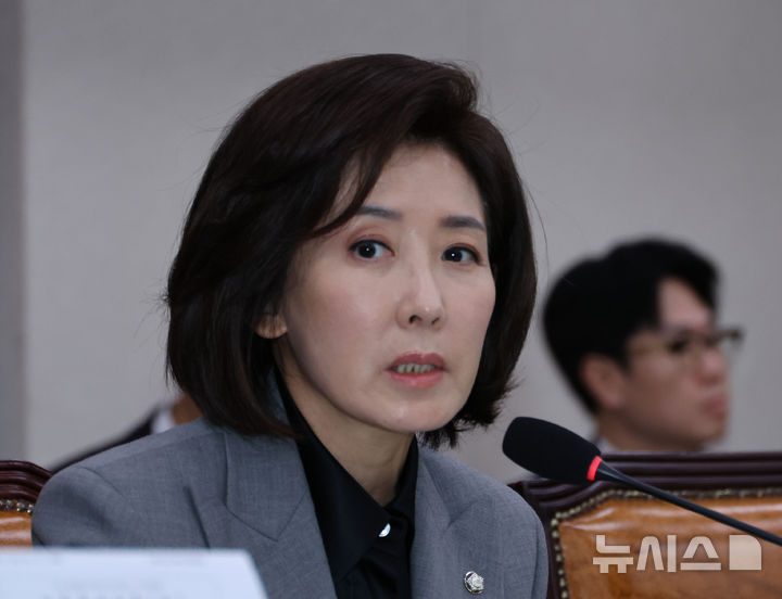 [서울=뉴시스] 김금보 기자 = 나경원 국민의힘 의원이 20일 서울 여의도 국회에서 열린 법제사법위원회의 서울고등법원 등에 대한 국정감사 시작에 앞서 신상발언을 하고 있다. 2025.10.20. kgb@newsis.com
