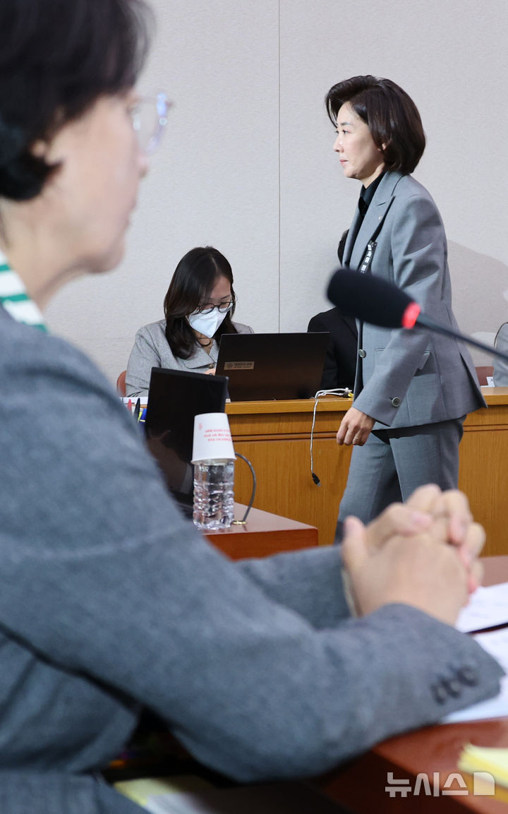[서울=뉴시스] 김금보 기자 = 나경원 국민의힘 의원이 20일 서울 여의도 국회에서 열린 법제사법위원회의 서울고등법원 등에 대한 국정감사 시작에 앞서 신상발언을 마친 후 감사장을 나서고 있다. 2025.10.20. kgb@newsis.com
