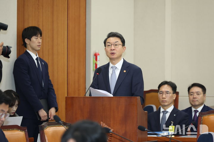 [서울=뉴시스] 고승민 기자 = 이억원 금융위원장이 지난 20일 서울 여의도 국회에서 열린 정무위원회의 금융위원회 등 국정감사에서 업무보고를 하고 있다. 2025.10.20. kkssmm99@newsis.com