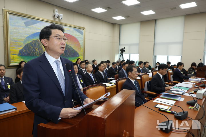 [서울=뉴시스] 고승민 기자 = 이억원 금융위원장이 20일 서울 여의도 국회에서 열린 정무위원회의 금융위원회 등 국정감사에서 업무보고를 하고 있다. 2025.10.20. kkssmm99@newsis.com