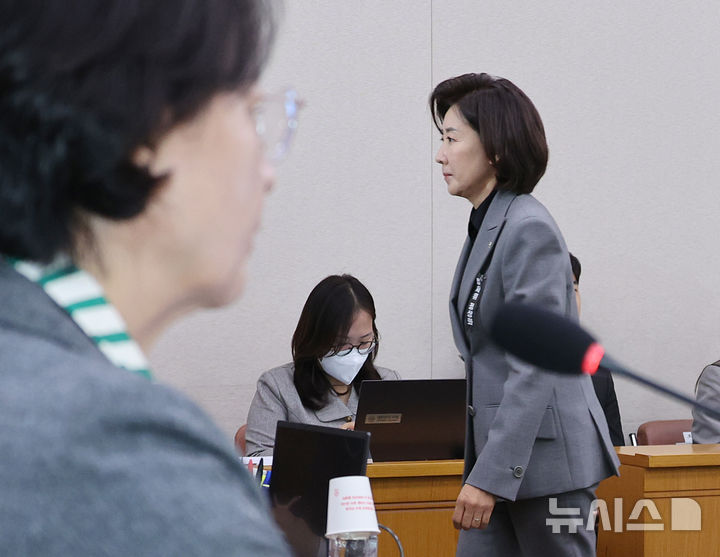 [서울=뉴시스] 김금보 기자 = 나경원 국민의힘 의원이 20일 서울 여의도 국회에서 열린 법제사법위원회의 서울고등법원 등에 대한 국정감사 시작에 앞서 신상발언을 마친 후 감사장을 나서고 있다. 2025.10.20. kgb@newsis.com