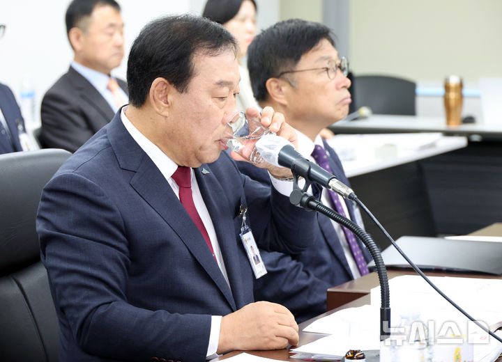 [세종=뉴시스] 강종민 기자 = 20일 세종시 보람동 세종시청에서 열린 국회 행정안전위원회의 세종시에 대한 국정감사에서 최민호 시장이 물을 마시고 있다. 2025.10.20. ppkjm@newsis.com