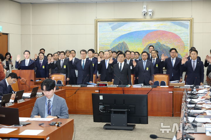 [서울=뉴시스] 고승민 기자 = 이억원 금융위원장과 수감기관 증인들이 20일 서울 여의도 국회에서 열린 정무위원회의 금융위원회 등 국정감사에서 증인선서를 하고 있다. 2025.10.20. kkssmm99@newsis.com