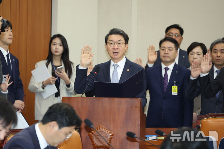 [서울=뉴시스] 고승민 기자 = 이억원 금융위원장이 20일 서울 여의도 국회에서 열린 정무위원회의 금융위원회 등 국정감사에서 증인선서를 하고 있다. 2025.10.20. kkssmm99@newsis.com