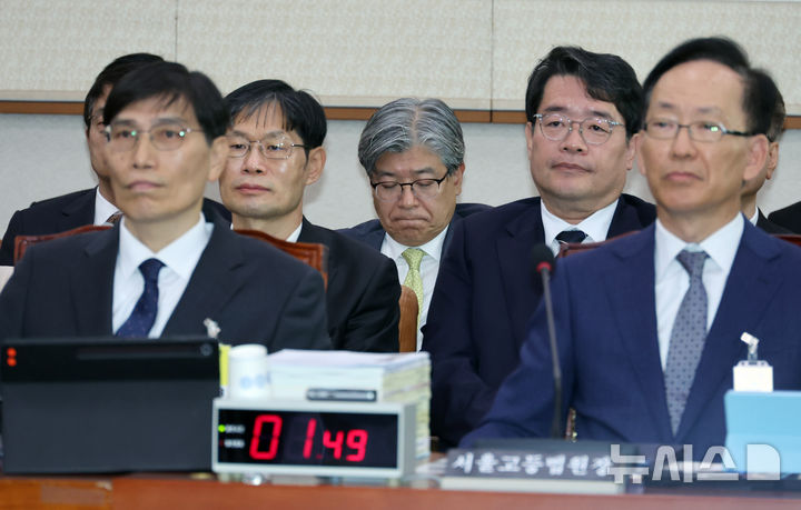 [서울=뉴시스] 김금보 기자 = 김재호(가운데) 춘천지방법원장(나경원 국민의힘 의원 배우자)이 20일 서울 여의도 국회에서 열린 법제사법위원회의 서울고등법원 등에 대한 국정감사에서 나경원 국민의힘 의원 신상발언을 듣고 있다. 2025.10.20. kgb@newsis.com
