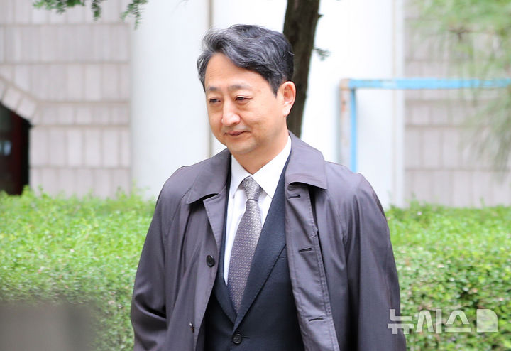 [서울=뉴시스] 김혜진 기자 = 안덕근 전 산업통상자원부 장관이 20일 오전 서울 서초구 서울중앙지방법원에서 열리는 한덕수 전 총리의 내란 우두머리 방조 및 위증 등 혐의 사건 재판에 증인으로 출석하고 있다. 2025.10.20. jini@newsis.com