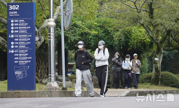 [제주=뉴시스] 우장호 기자 = 올 가을 들어 가장 쌀쌀한 20일 오전 제주대학교에서 외투를 챙겨 입은 학생들이 교정을 걸어가고 있다. 2025.10.20. woo1223@newsis.com