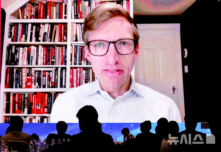 [서울=뉴시스] 정병혁 기자 = 크리스 밀러 미국 터프츠 대학교 플레처 스쿨 국제사 교수가 20일 서울 용산구 드래곤시티호텔에서 열린 뉴시스 창사 24주년 기념 '10년 후 한국' 포럼에서 특별 강연을 하고 있다. 2025.10.20 jhope@newsis.com