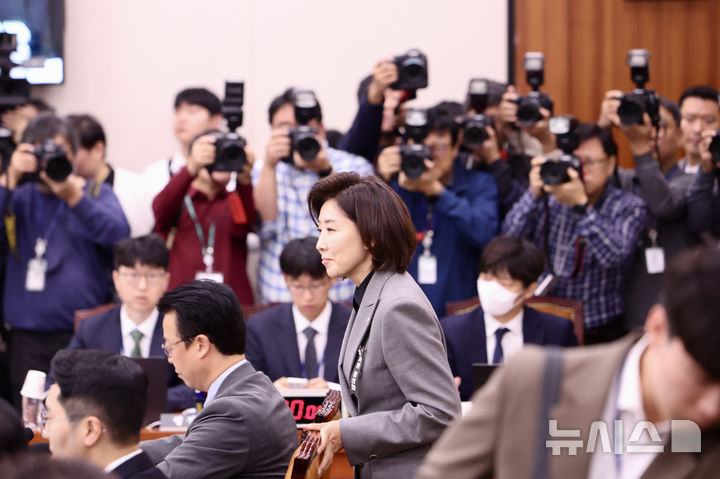 [서울=뉴시스] 김명년 기자 = 나경원 국민의힘 의원이 20일 오전 서울 여의도 국회 법제사법위원회에서 열린 서울고등법원 등에 대한 국정감사에서 신상발언후 이석하고 있다. 2025.10.20. kmn@newsis.com