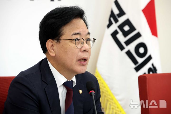 [서울=뉴시스] 조성봉 기자 = 송언석 국민의힘 원내대표가 20일 오전 서울 여의도 국회에서 열린 국정감사 중간평가 기자간담회에서 발언을 하고 있다. 2025.10.20. suncho21@newsis.com