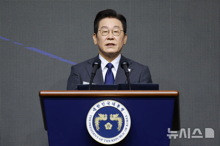 [고양=뉴시스] 고범준 기자 = 이재명 대통령이 20일 경기 고양시 일산서구 킨텍스에서 열린 서울 ADEX 2025(서울 국제 항공우주 및 방위산업 전시회 2025) 개막식에서 축사하고 있다. 2025.10.20. bjko@newsis.com