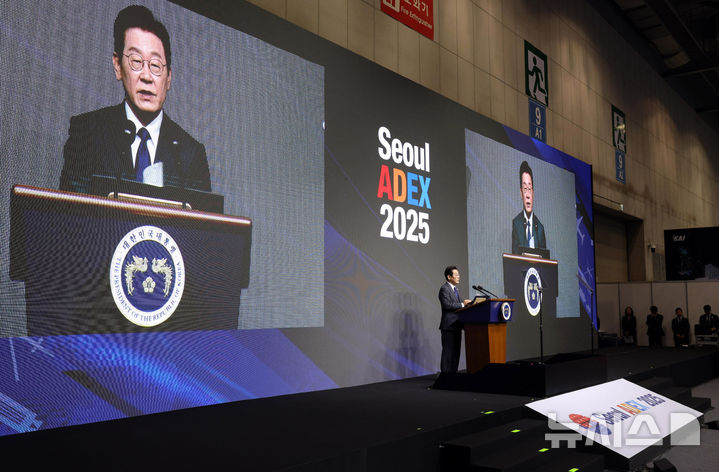 [고양=뉴시스] 고범준 기자 = 이재명 대통령이 20일 경기 고양시 일산서구 킨텍스에서 열린 서울 ADEX 2025(서울 국제 항공우주 및 방위산업 전시회 2025) 개막식에서 축사하고 있다. 2025.10.20. bjko@newsis.com