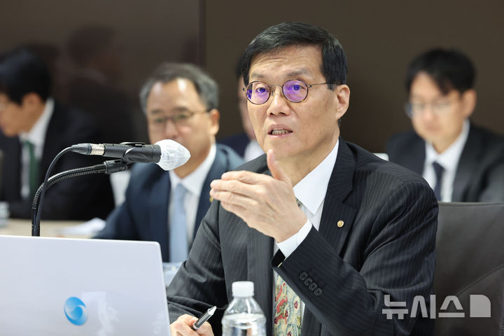 [서울=뉴시스] 권창회 기자 = 이창용 한국은행 총재가 20일 오전 서울 중구 한국은행에서 열린 국회 기획재정위원회의 한국은행에 대한 국정감사에서 의원질의에 답하고 있다. 2025.10.20. kch0523@newsis.com