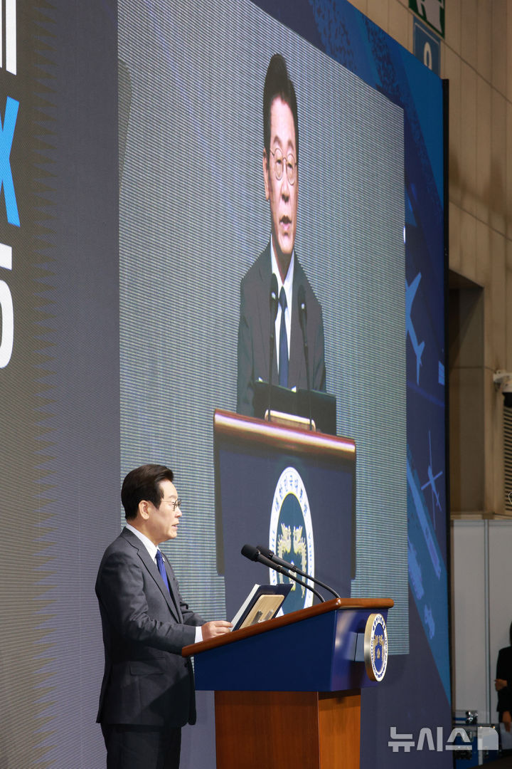 [고양=뉴시스] 고범준 기자 = 이재명 대통령이 20일 경기 고양시 일산서구 킨텍스에서 열린 서울 ADEX 2025(서울 국제 항공우주 및 방위산업 전시회 2025) 개막식에서 축사하고 있다. 2025.10.20. bjko@newsis.com