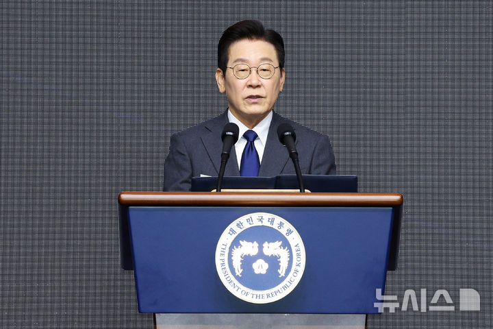 [고양=뉴시스] 고범준 기자 = 이재명 대통령이 20일 경기 고양시 일산서구 킨텍스에서 열린 서울 ADEX 2025(서울 국제 항공우주 및 방위산업 전시회 2025) 개막식에서 축사하고 있다. 2025.10.20. bjko@newsis.com