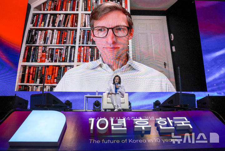 [서울=뉴시스] 정병혁 기자 = 박영선 전 중소벤처기업부 장관과 크리스 밀러 미국 터프츠 대학교 플레처 스쿨 국제사 교수가 20일 서울 용산구 드래곤시티호텔에서 열린 뉴시스 창사 24주년 기념 '10년 후 한국' 포럼에서 'AI와 반도체, 다가올 10년을 결정지을 미래 패권의 분기점'이라는 주제로 렉처 토크를 하고 있다. 2025.10.20 jhope@newsis.com