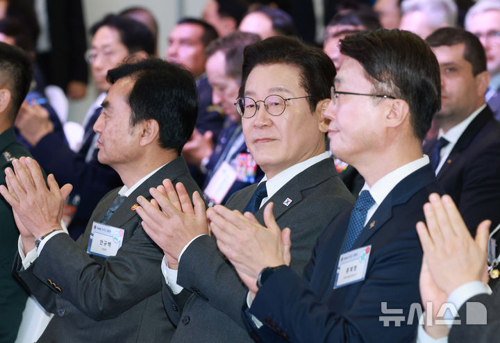 [고양=뉴시스] 고범준 기자 = 이재명 대통령이 20일 경기 고양시 일산서구 킨텍스에서 열린 서울 ADEX 2025(서울 국제 항공우주 및 방위산업 전시회 2025) 개막식에서 박수를 치고 있다. 2025.10.20. bjko@newsis.com