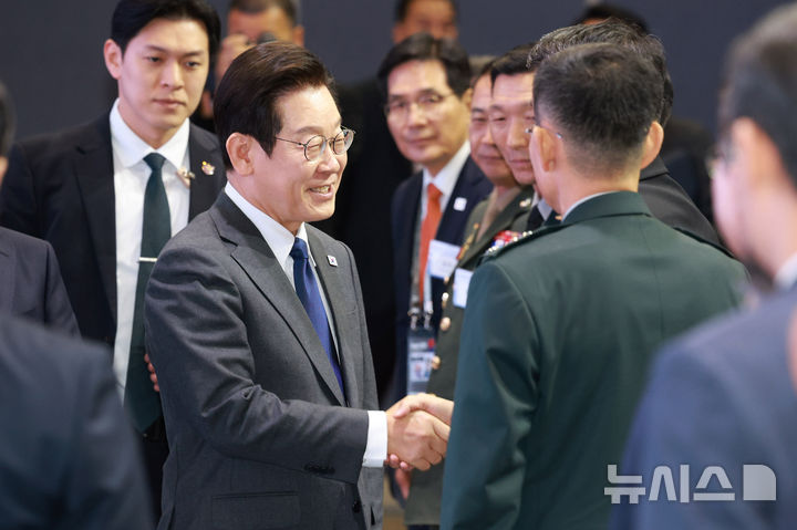 [고양=뉴시스] 고범준 기자 = 이재명 대통령이 20일 경기 고양시 일산서구 킨텍스에서 열린 서울 ADEX 2025(서울 국제 항공우주 및 방위산업 전시회 2025) 개막식에 입장하며 참석자들과 인사하고 있다. 2025.10.20. bjko@newsis.com