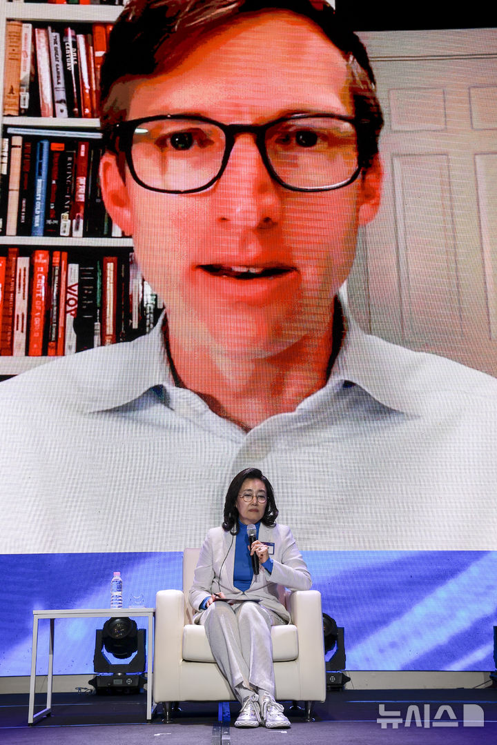 [서울=뉴시스] 정병혁 기자 = 박영선 전 중소벤처기업부 장관과 크리스 밀러 미국 터프츠 대학교 플레처 스쿨 국제사 교수가 20일 서울 용산구 드래곤시티호텔에서 열린 뉴시스 창사 24주년 기념 '10년 후 한국' 포럼에서 'AI와 반도체, 다가올 10년을 결정지을 미래 패권의 분기점'이라는 주제로 렉처 토크를 하고 있다. 2025.10.20 jhope@newsis.com