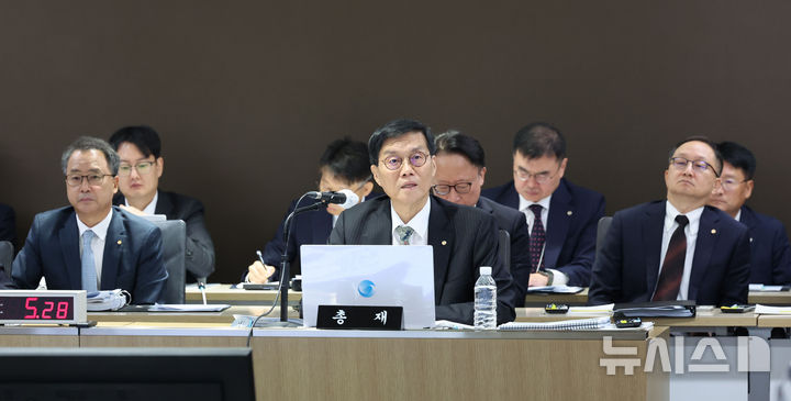 [서울=뉴시스] 권창회 기자 = 이창용 한국은행 총재가 20일 오전 서울 중구 한국은행에서 열린 국회 기획재정위원회의 한국은행에 대한 국정감사에서 의원질의에 답하고 있다. 2025.10.20. kch0523@newsis.com