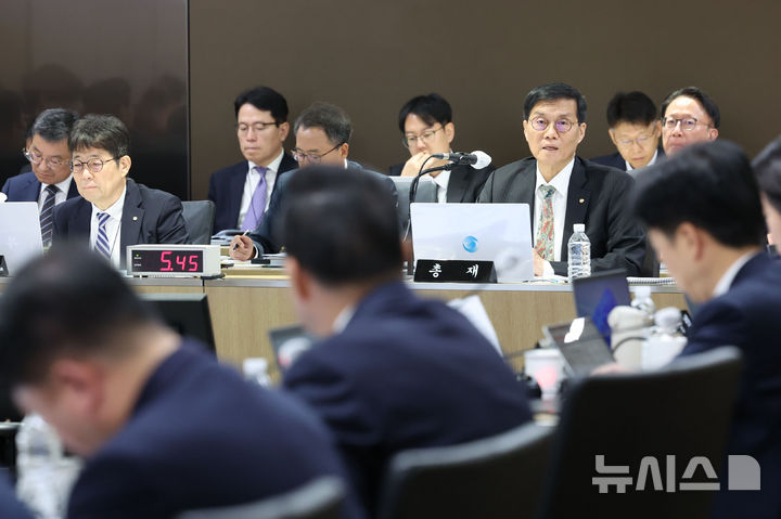 [서울=뉴시스] 권창회 기자 = 이창용 한국은행 총재가 20일 오전 서울 중구 한국은행에서 열린 국회 기획재정위원회의 한국은행에 대한 국정감사에서 의원질의에 답하고 있다. 2025.10.20. kch0523@newsis.com