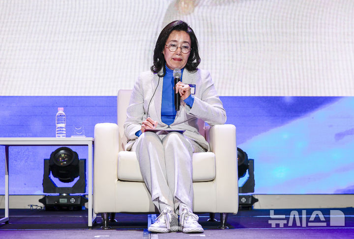 [서울=뉴시스] 정병혁 기자 = 박영선 전 중소벤처기업부 장관과 크리스 밀러 미국 터프츠 대학교 플레처 스쿨 국제사 교수가 20일 서울 용산구 드래곤시티호텔에서 열린 뉴시스 창사 24주년 기념 '10년 후 한국' 포럼에서 'AI와 반도체, 다가올 10년을 결정지을 미래 패권의 분기점'이라는 주제로 렉처 토크를 하고 있다. 2025.10.20 jhope@newsis.com